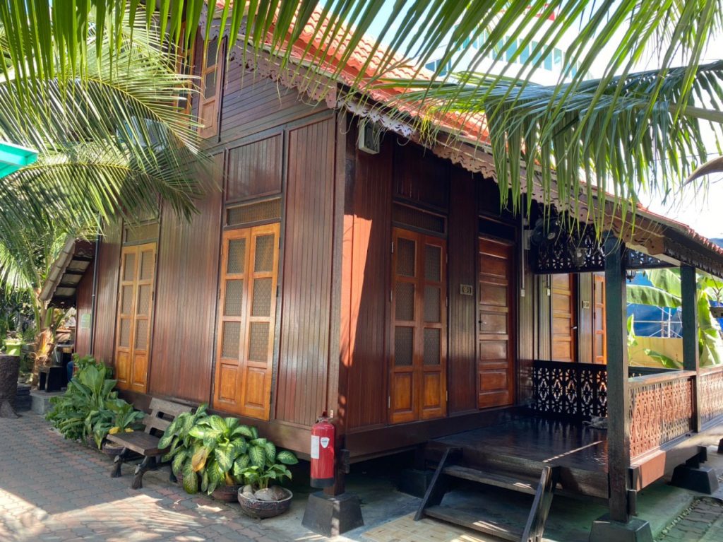  Rumah  Kayu  Loteng Puteri Qashrina Chalet 